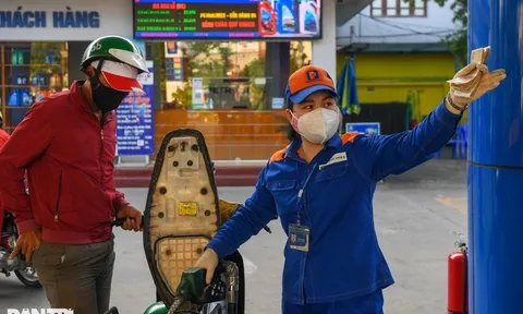 Giá xăng giảm, dầu tăng 300 đồng/lít