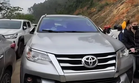 Xác minh video tài xế đỗ ô tô chắn lối lên chùa