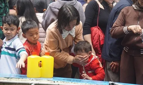 Du khách chen chân xin "nước thiêng" ở Phủ Na ngày đầu năm