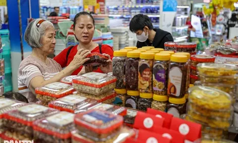 Mùng 5 Tết, chợ và siêu thị nhộn nhịp trở lại, hàng hóa đầy đủ