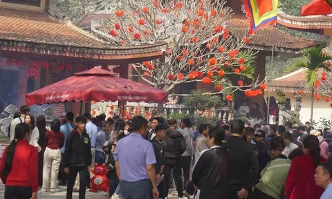 Biển người trẩy hội, chật kín đường vào Đền Cửa Đặt