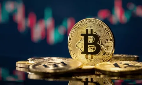 Bitcoin rơi thẳng đứng, thủng mốc 65.000 USD sau tuyên bố của ông Trump