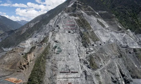 Mang vật liệu lên đỉnh 3.000 mét, dưới lòng đất 650 mét: Láng giềng Việt Nam đang xây công trình chưa từng có trên thế giới