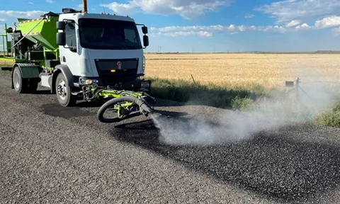 Phát hiện đội xe tải lạ nặng 15 tấn, dùng công nghệ cao vá ổ gà chỉ trong 2 phút, nhanh gấp 7 lần bình thường