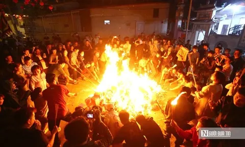 Hàng trăm người dân Hà Nội đổ xô đi xin lửa "lấy đỏ" đầu năm