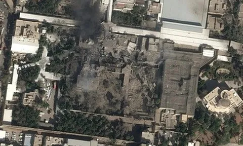 Ảnh vệ tinh dinh thự của Lãnh tụ Iran nghi bị trúng hỏa lực