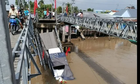 Sập cầu 30-4 ở Cần Thơ, xe tải chở gạo rơi xuống sông, tài xế may mắn thoát nạn