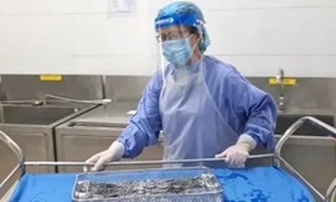 Những "lá chắn" thầm lặng phía sau ánh đèn phòng mổ