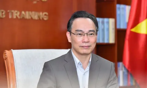 Chân dung quyền Bộ trưởng Bộ Giáo dục và Đào tạo Hoàng Minh Sơn