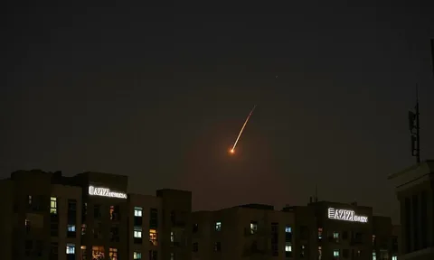 Du khách ở Dubai tưởng tên lửa của Iran là pháo hoa