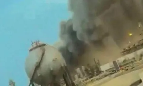 Trung tâm lọc dầu chủ chốt ở Ả rập Xê út bốc cháy sau vụ tấn công bằng UAV