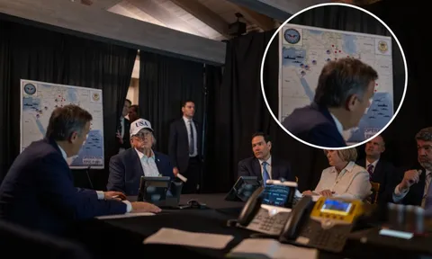 Nhà Trắng tung ảnh giữa lúc không kích Iran: Tấm bảng sau lưng ông Trump bị MXH đồn 'lộ dữ liệu nhạy cảm'