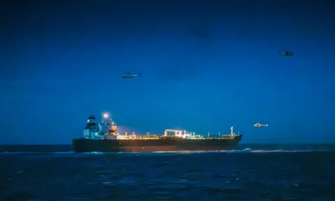 Đang di chuyển bất ngờ bị chặn bắt, phát hiện 45 lỗi vi phạm, tàu chở dầu nghi của Nga phải nộp 12 triệu USD mới được thả