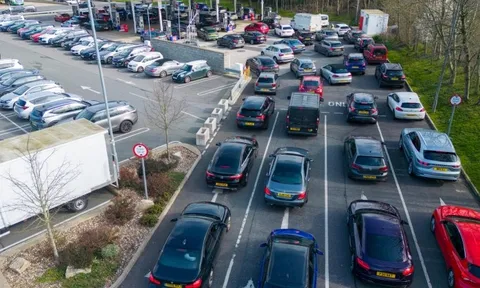 Giá xăng tăng mạnh vì tình hình Trung Đông bất ổn, người dân xếp hàng cả tiếng chờ đổ