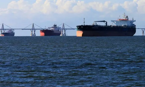 Nổ tàu chở dầu ngoài khơi Kuwait