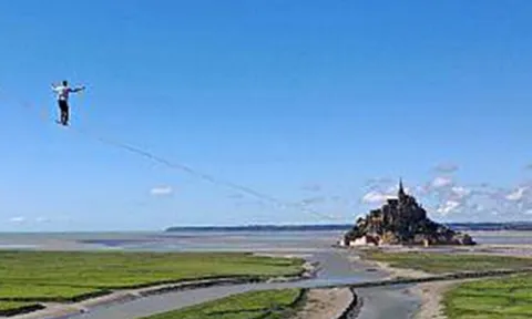 Chàng trai đi chân trần trên sợi cáp dài hơn 2km lập kỷ lục Guinness