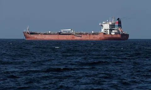 Tránh 'tên bay đạn lạc' vì xung đột Mỹ-Israel và Iran, nhiều tàu dùng chiêu 'độc' để vượt eo biển Hormuz