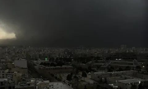 Israel tập kích kho dầu Iran, 'mưa đen' kỳ lạ trút xuống Tehran