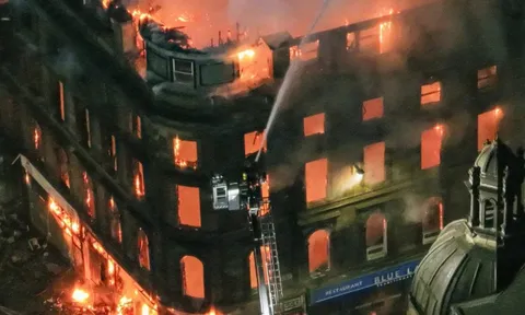 Cháy lớn thiêu rụi tòa nhà biểu tượng lịch sử tại trung tâm thành phố, 15 xe cứu hỏa được điều động