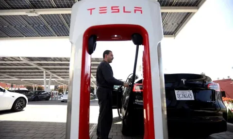 Giữa lúc thị trường dầu mỏ biến động chưa từng có, chủ xe điện đồng loạt khoe một thứ khiến dân đi xe xăng... chạnh lòng