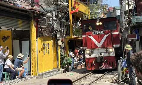 Bất chấp lệnh tháo dỡ, cà phê đường tàu Hà Nội vẫn tấp nập khách Tây