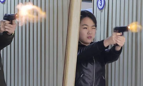 Thị sát nhà máy vũ khí, nhà lãnh đạo Triều Tiên cùng con gái thử nghiệm bắn súng