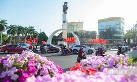 Phố phường, công sở Đắk Lắk rực sắc đỏ chào ngày hội non sông