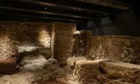Sửa thang máy, lọt vào thế giới 2.000 năm trước dưới hầm khách sạn