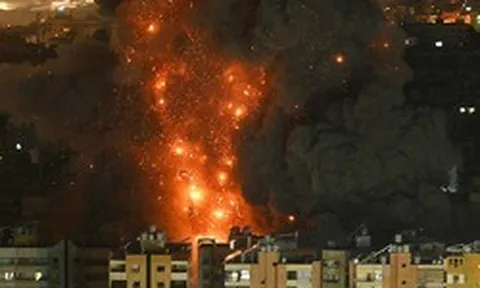 Nã 200 rocket, Iran và Hezbollah hiệp đồng tấn công – Mỹ xác nhận rơi máy bay, vũ khí Nga tới "chảo lửa"