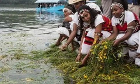 Đất nước một năm 13 tháng