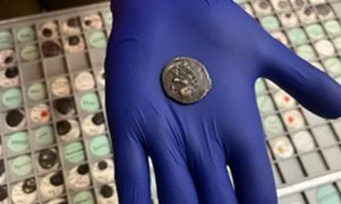 Dùng cổ vật hơn 2.000 năm trả tiền vé xe bus mà không hay