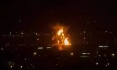 Cháy thùng nhiên liệu vì máy bay không người lái, sân bay Dubai 'tê liệt'