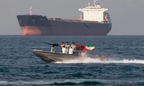 Cách Iran phân biệt loại tàu được phép đi qua eo biển Hormuz: Vì sao có giả mạo cỡ nào cũng bị "tóm sống"?