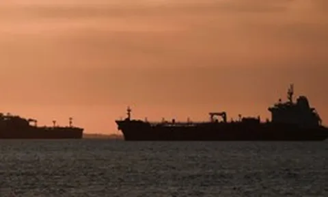 Chưa từng có: Một tàu chở 50.000 tấn khí đốt vừa vượt eo biển Hormuz bằng "lối đi riêng", hé lộ tuyến đường đặc biệt của Iran