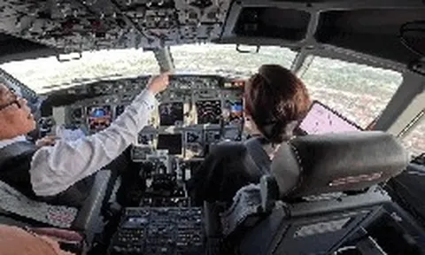 Hình ảnh hiếm: Vua và Hoàng hậu Thái Lan tự lái chuyên cơ hoàng gia thăm Lào