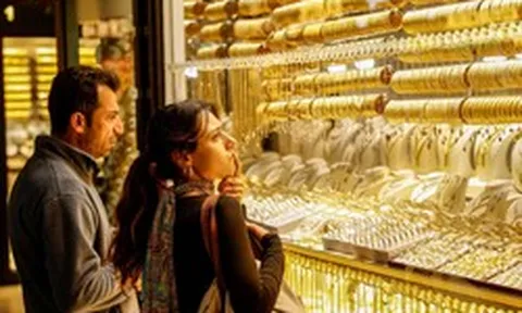 Giá vàng trên đà sụt mạnh nhất trong 6 năm, chuyên gia cảnh báo nhà đầu tư chớ vội ‘bắt đáy’: Vì sao?