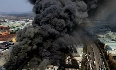 Hiện trường thảm họa cháy nhà máy linh kiện ô tô tại Hàn Quốc: 53 nạn nhân nhập viện, hàng chục người vẫn chưa rõ tung tích