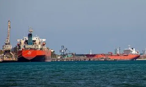 Đang trên đường tới Cuba, một tàu chở 200.000 thùng dầu Nga bất ngờ đổi hướng tới nước láng giềng của Havana