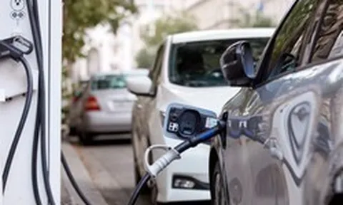 Việt Nam vượt EU và Mỹ về tỷ lệ chuyển đổi xe điện: Khi EV không còn là lựa chọn xanh mà là "tấm khiên" kinh tế