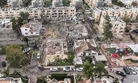 Hiện trường tan hoang sau loạt tên lửa Iran dội xuống gần cơ sở hạt nhân Israel