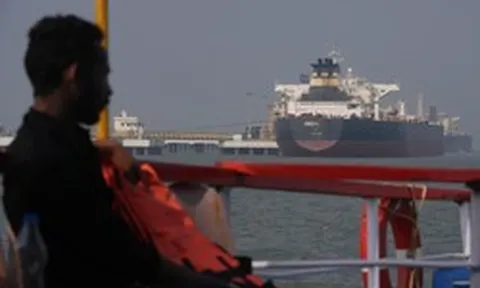 Một hãng tàu trả Iran hơn 52 tỷ đồng để đi qua eo biển Hormuz an toàn: Giao dịch bằng cách nào?