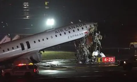 Máy bay chở 76 người đâm trực diện vào xe cứu hỏa, cơ trưởng và cơ phó tử nạn, đầu phi cơ nát vụn