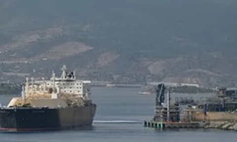 Giá năng lượng tăng cao, nhà cung cấp khí đốt lớn nhất cho EU dọa cắt ưu đãi cho khối