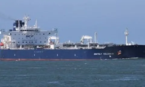 Đang trên đường tiến thẳng tới Cuba, một tàu chở 730.000 thùng dầu Nga bất ngờ đổi hướng giữa biển, di chuyển cùng quỹ đạo với tàu khu trục của Mỹ
