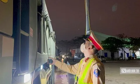 Hà Nội: CSGT kiểm tra, giám sát hoạt động vận tải chở đất, phế thải từ cổng