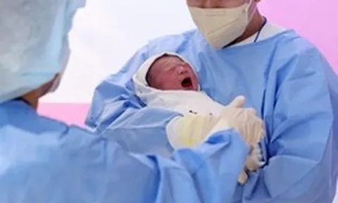 Cậu bé vừa chào đời đã được gọi là "phép màu", cả làng treo băng rôn ăn mừng vì lý do không ngờ