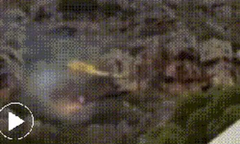 Trực thăng cứu hỏa va vách đá, rơi thẳng vào đám cháy lớn, tình trạng phi công ra sao?