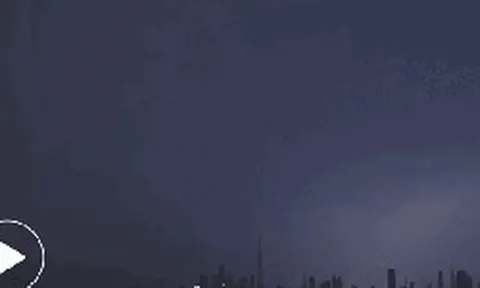 Khoảnh khắc sét đánh thẳng vào toà nhà cao nhất thế giới: Cảnh tượng như ngày "tận thế" ở Dubai