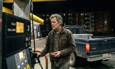 Một người Mỹ: "Hôm nay tôi đổ xăng hết 50 đô! Bạn có nghĩ sẽ thoát khỏi cảnh chật vật chờ lương không?"