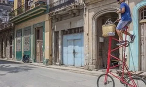 Cạn xăng triền miên, đường phố Cuba như 'xuyên không' khi phương tiện tưởng đã biến mất đồng loạt trở lại